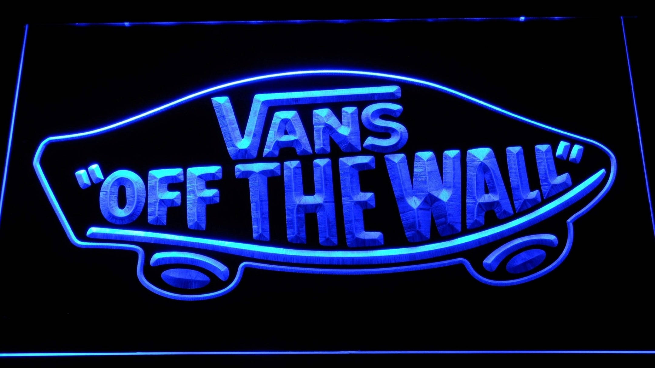 Vans Logo 桌布 壁紙 — 一個發光的藍色霓虹燈牌在黑色背景上展示標誌性的Vans 'Off The Wall'標誌。