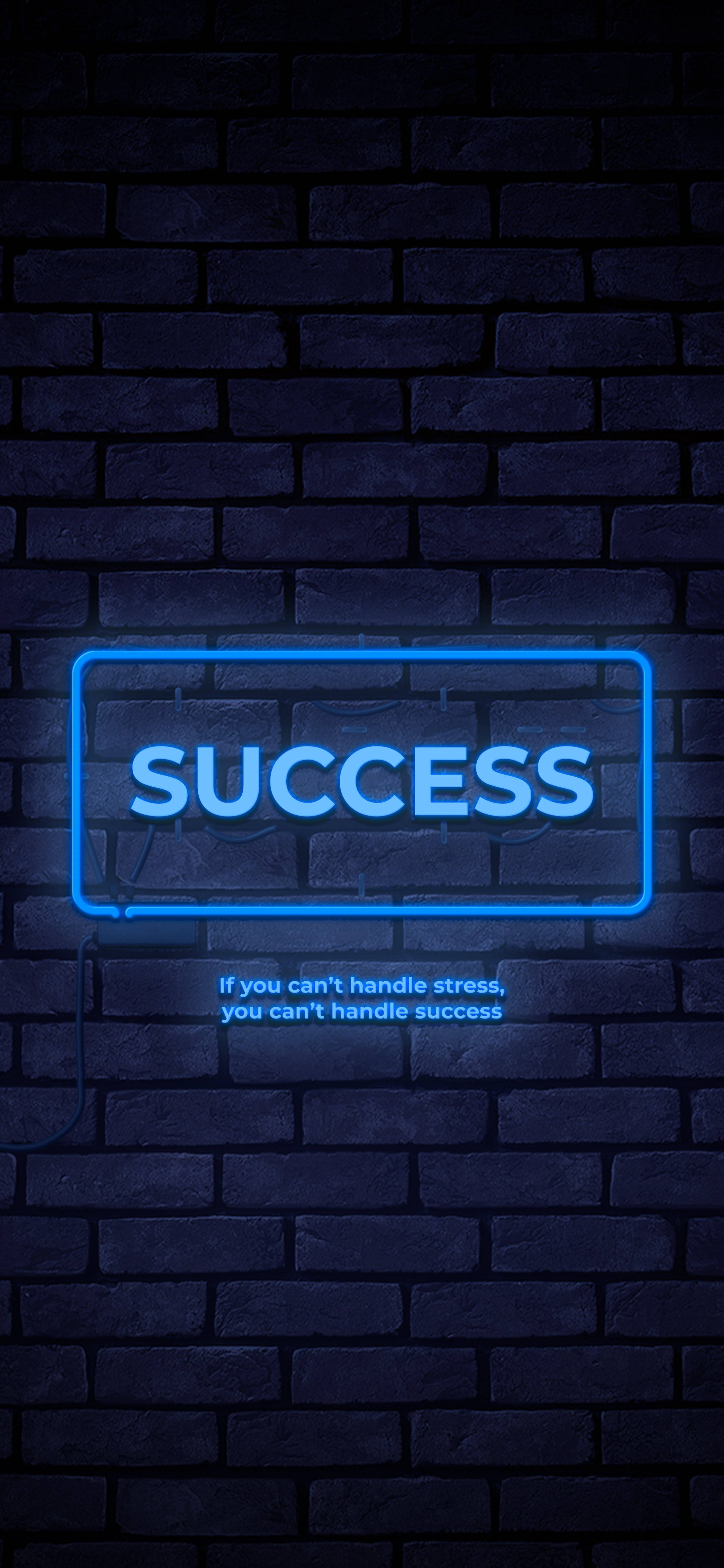 Neon Phone 桌布 壁紙 — 一個發光的藍色霓虹燈牌寫著SUCCESS，照亮了深色磚牆，下方有一句勵志語錄。