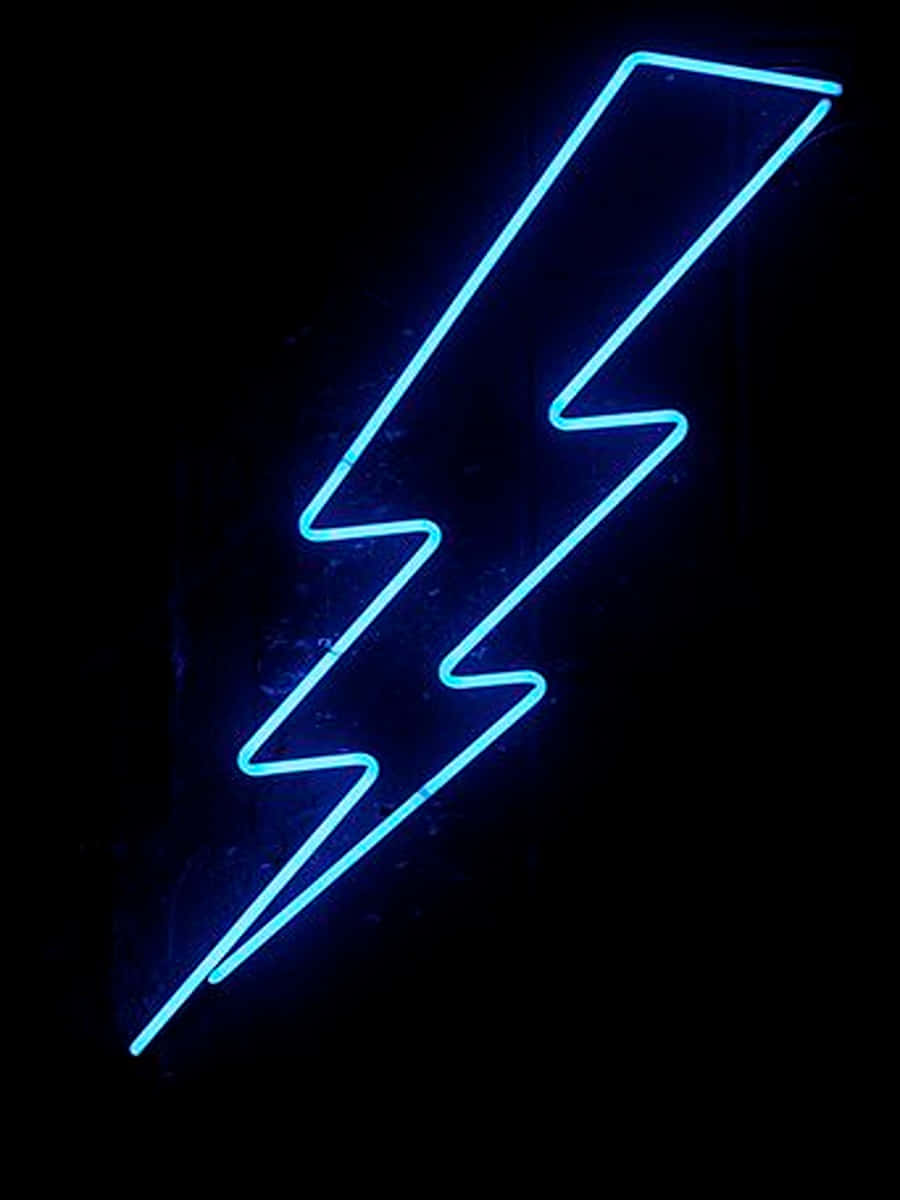 Neon Lightning 桌布 壁紙 — 一個發光的藍色霓虹燈閃電標誌在漆黑的背景上明亮地閃耀。
