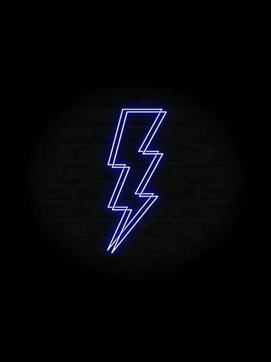 Neon Lightning 桌布 壁紙 — 一個發光的藍色霓虹燈閃電標誌照亮了陰暗城市環境中的深色磚牆。