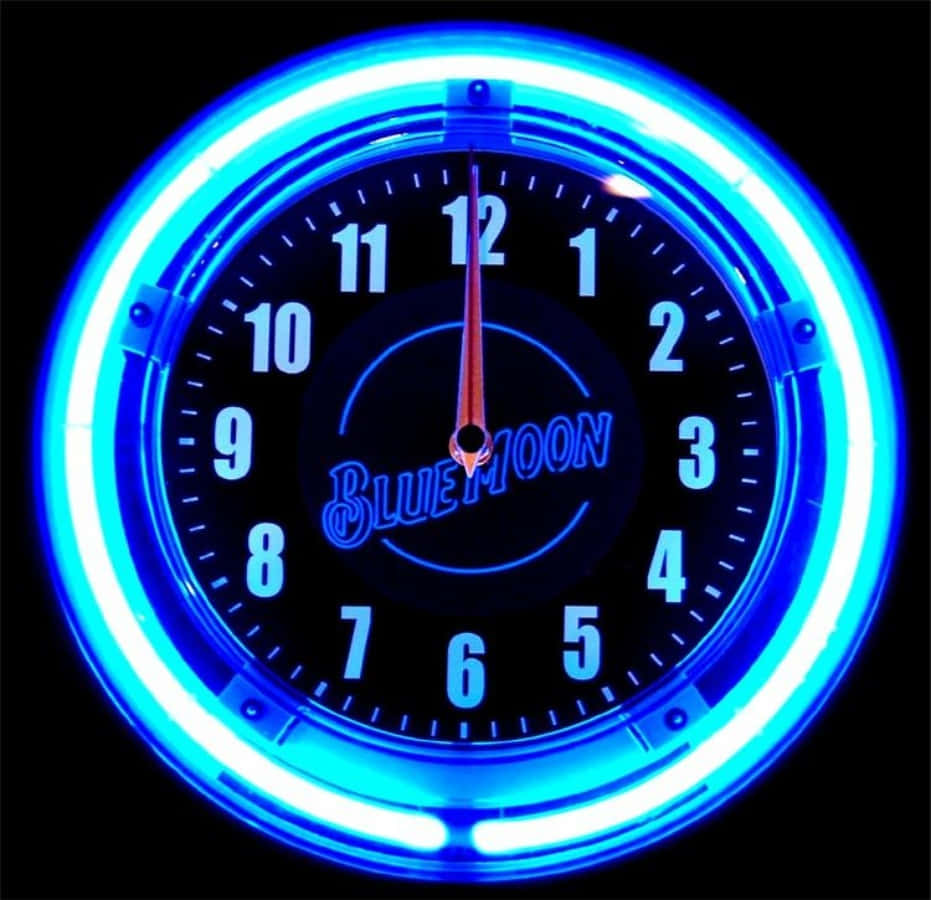 Clock 桌布 壁紙 — 一個發光的藍色霓虹鐘，帶有「Blue Moon」品牌標誌和紅色指針，在黑色背景上顯示12點鐘。
