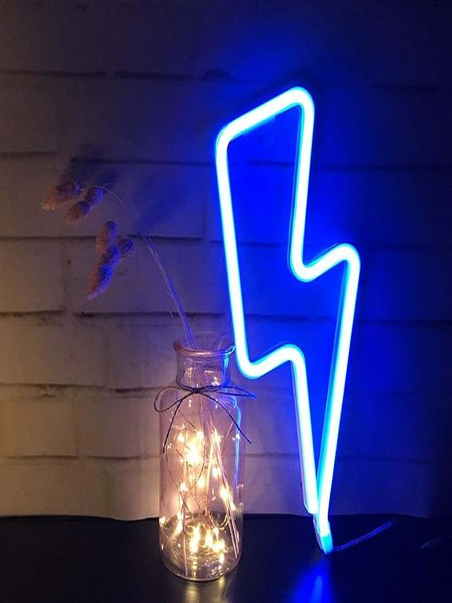 Neon Lightning 桌布 壁紙 — 一個發光的藍色霓虹閃電站在一個裝滿仙女燈和乾草的玻璃罐旁邊，背景是磚牆。