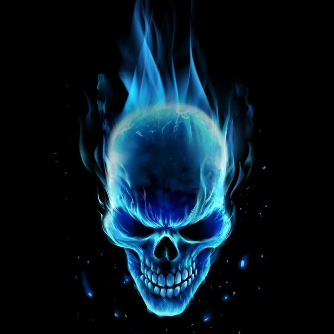 Cool Skull 桌布 壁紙 — 一個發光的藍色頭骨，頂部噴出熾熱的火焰，背景為黑色。