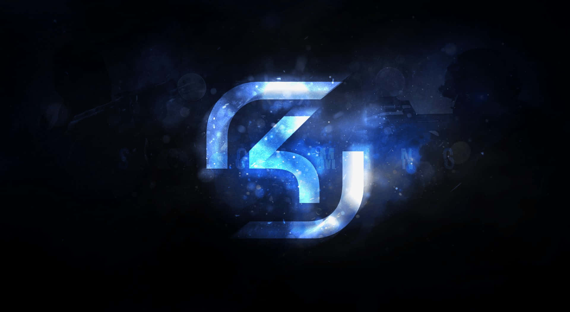 Sk Gaming 桌布 壁紙 — 一個發光的藍色風格化標誌在黑暗背景上散發出宇宙光芒，帶有模糊剪影和散景效果。