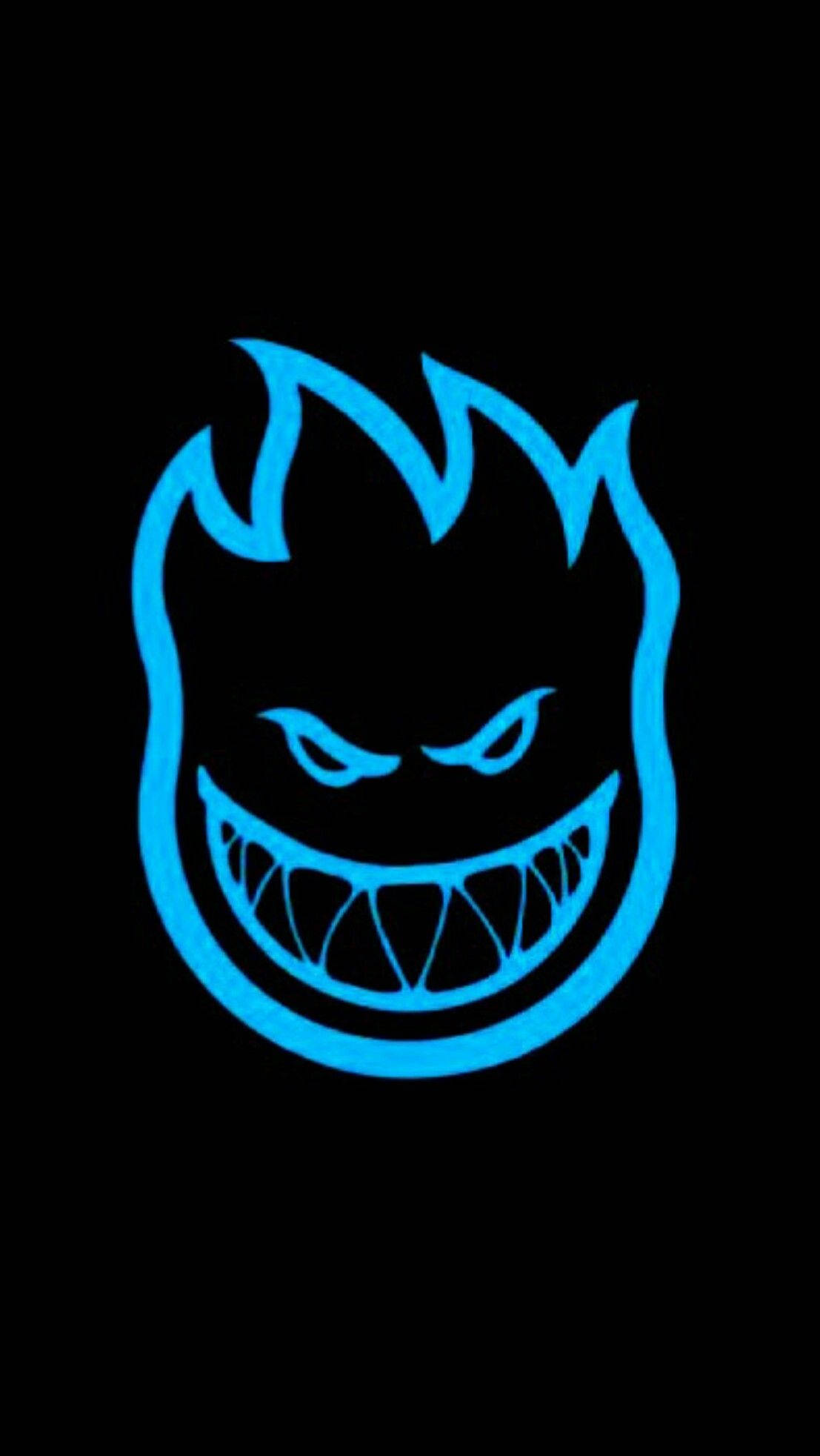 Logo 桌布 壁紙 — 一個發光的藍色風格化魔鬼面孔，帶有鋒利的牙齒和兇猛的眼睛，在純黑色背景上。