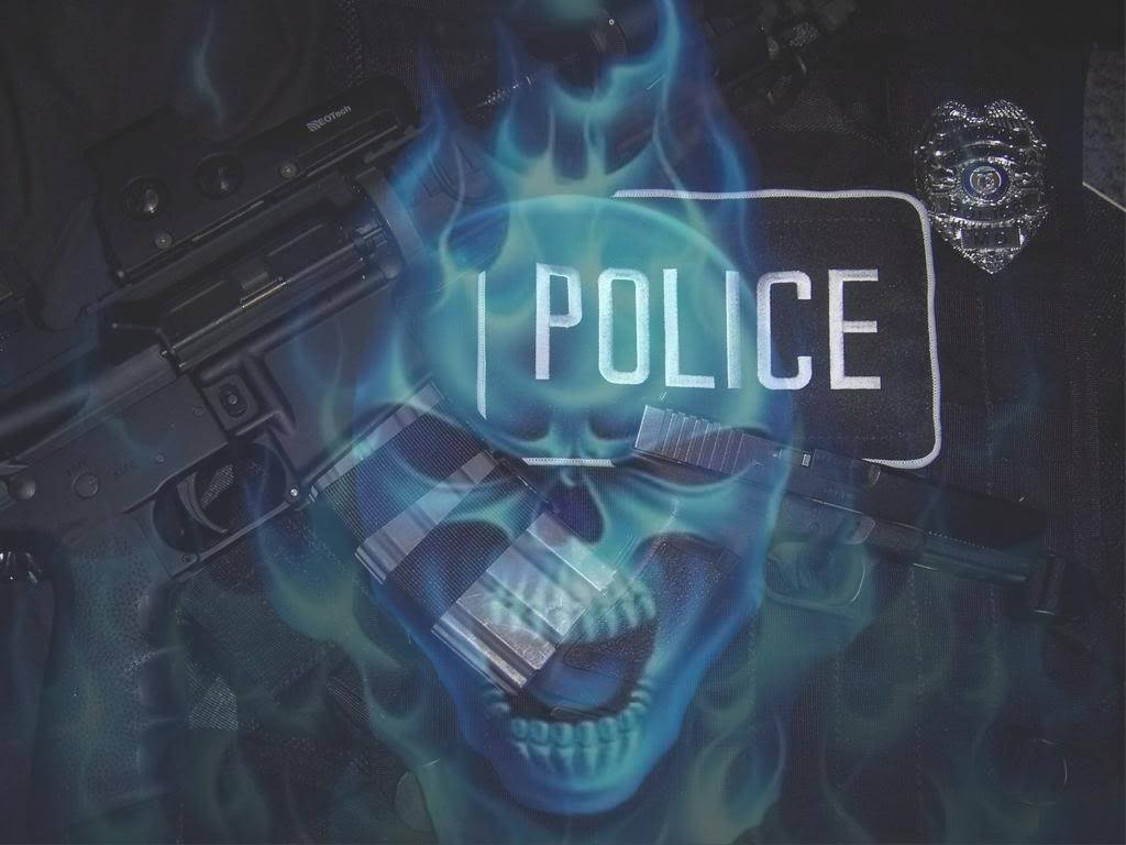警察 桌布 壁紙 — 一個發光的藍色骷髏頭，帶有警察徽章和槍械，在黑暗背景下散發出詭異的火焰。