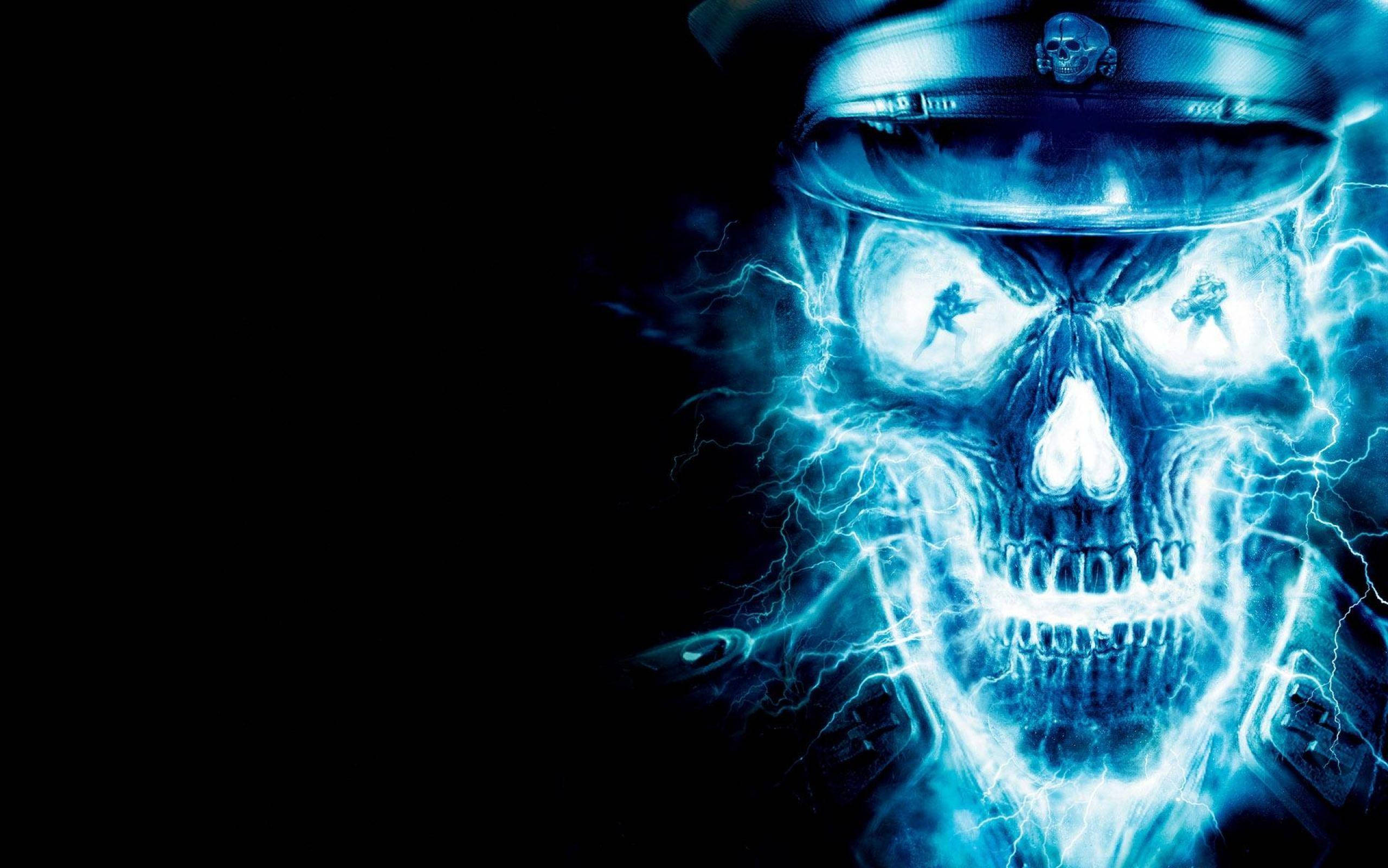 HD Skull 桌布 壁紙 — 一個發光的藍色骷髏頭戴著軍帽，在黑色背景上噼啪作響，充滿電能。