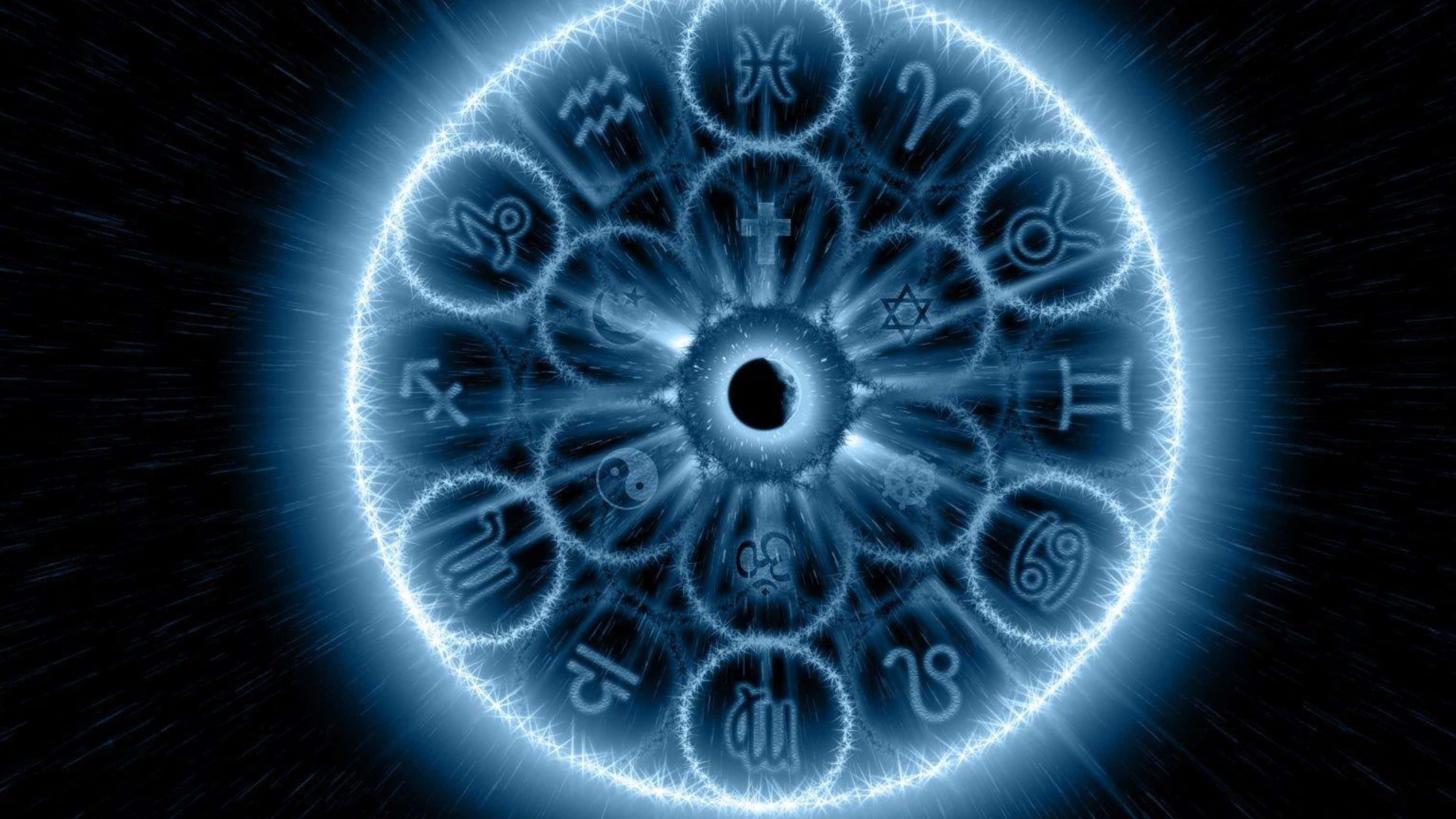 aquarius 桌布 壁紙 — 一個發光的藍色黃道輪帶有宇宙符號，在黑暗的星空背景下散發能量。
