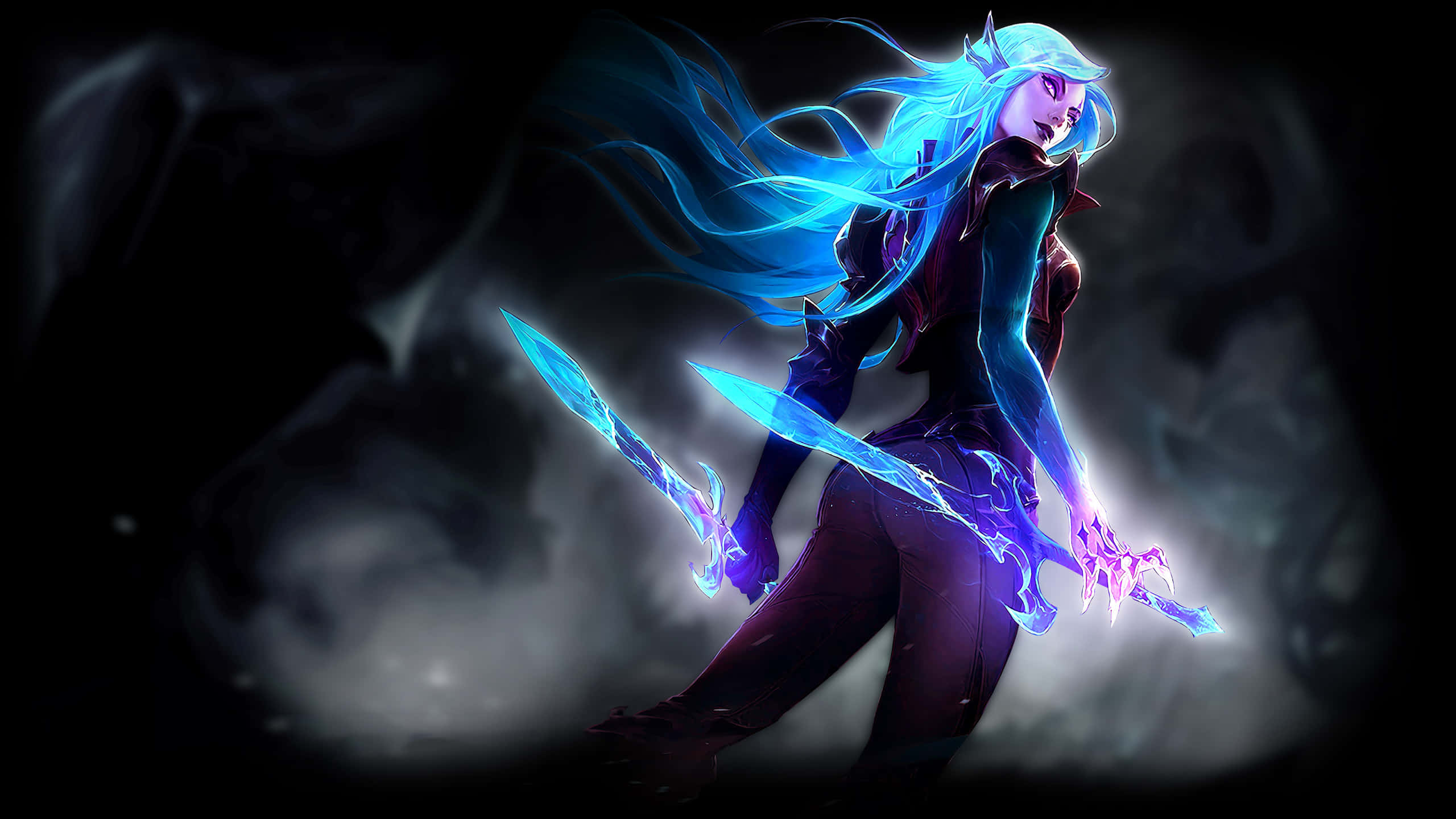 英雄聯盟 桌布 壁紙 — 一個發光的藍髮戰士手持雙刃，在黑暗煙霧繚繞的背景前蓄勢待發，散發出強烈的能量。