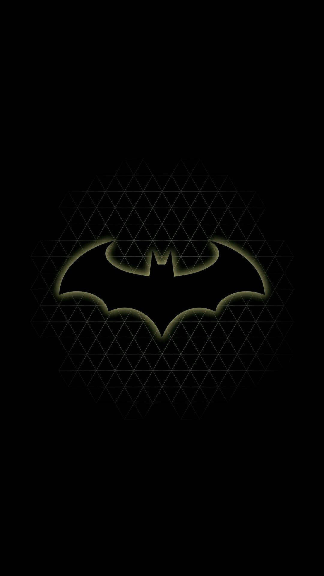 Batman Logo 桌布 壁紙 — 一個發光的蝙蝠標誌，以綠色光線勾勒在黑色背景上，帶有微妙的幾何三角形圖案。