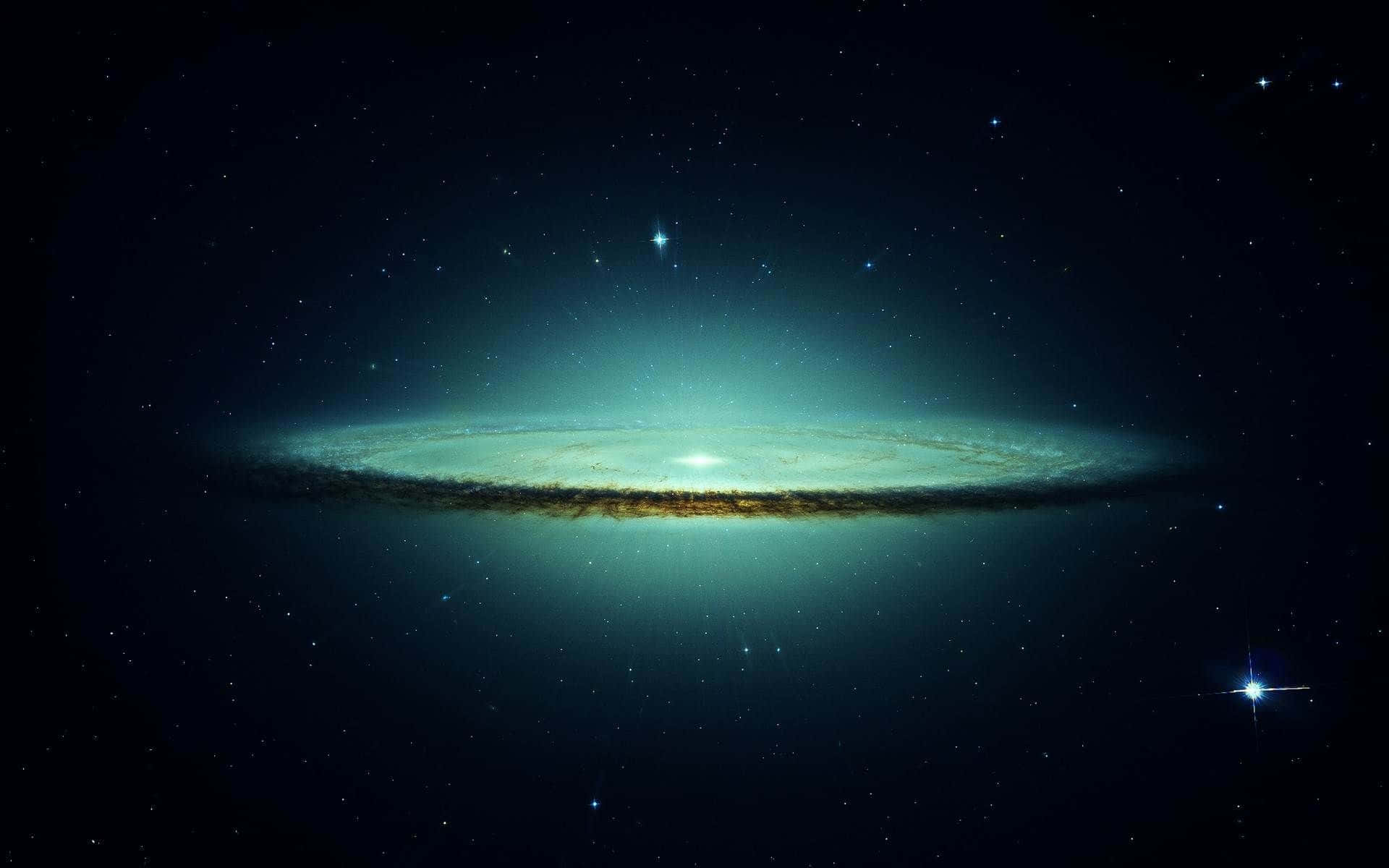 Stars 桌布 壁紙 — 一個發光的螺旋星系在佈滿星星的宇宙虛空中閃耀著青綠色和金色的色調。