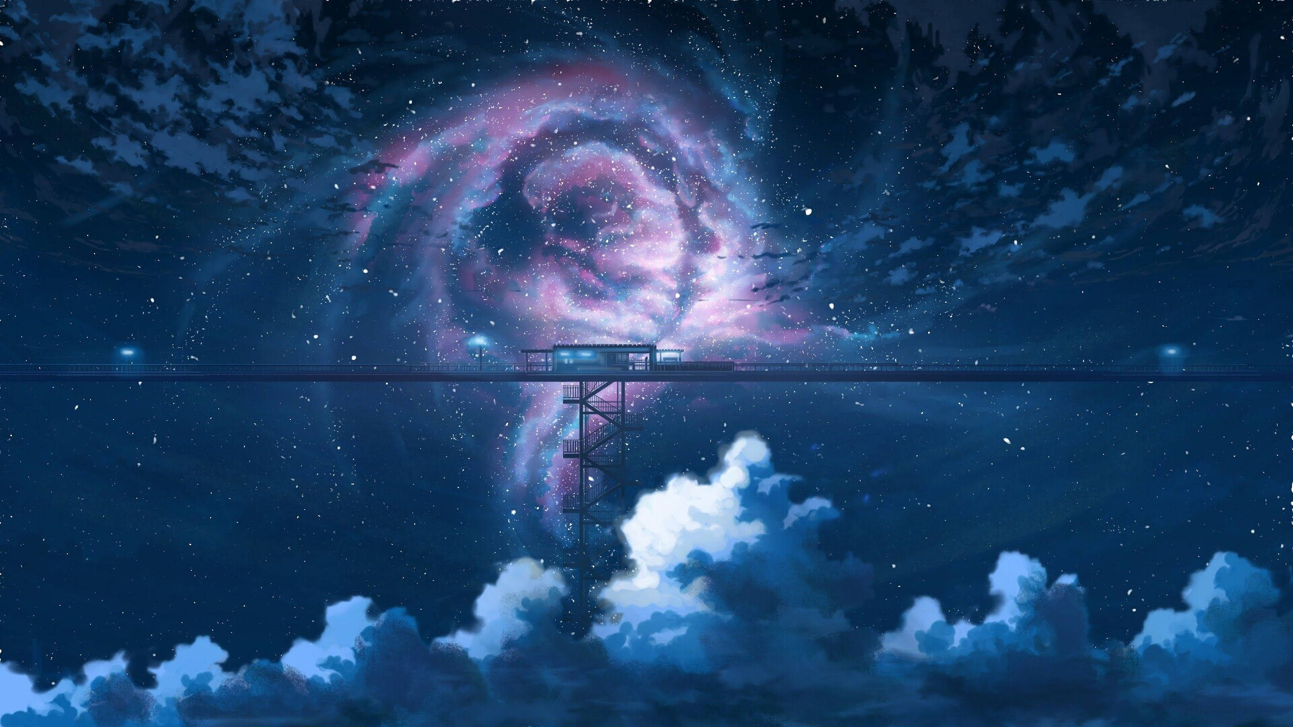酷炫星系 桌布 壁紙 — 一個發光的螺旋星系穿過繁星點點的夜空，出現在雲端上一個孤獨的觀景台上方。