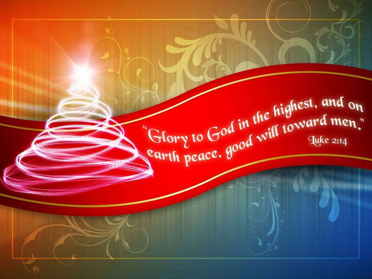 Christmas Scripture 桌布 壁紙 — 一個發光的螺旋聖誕樹在一個帶有路加福音2:14經文的紅色橫幅旁邊閃耀，背景是帶有華麗漩渦的漸變背景。