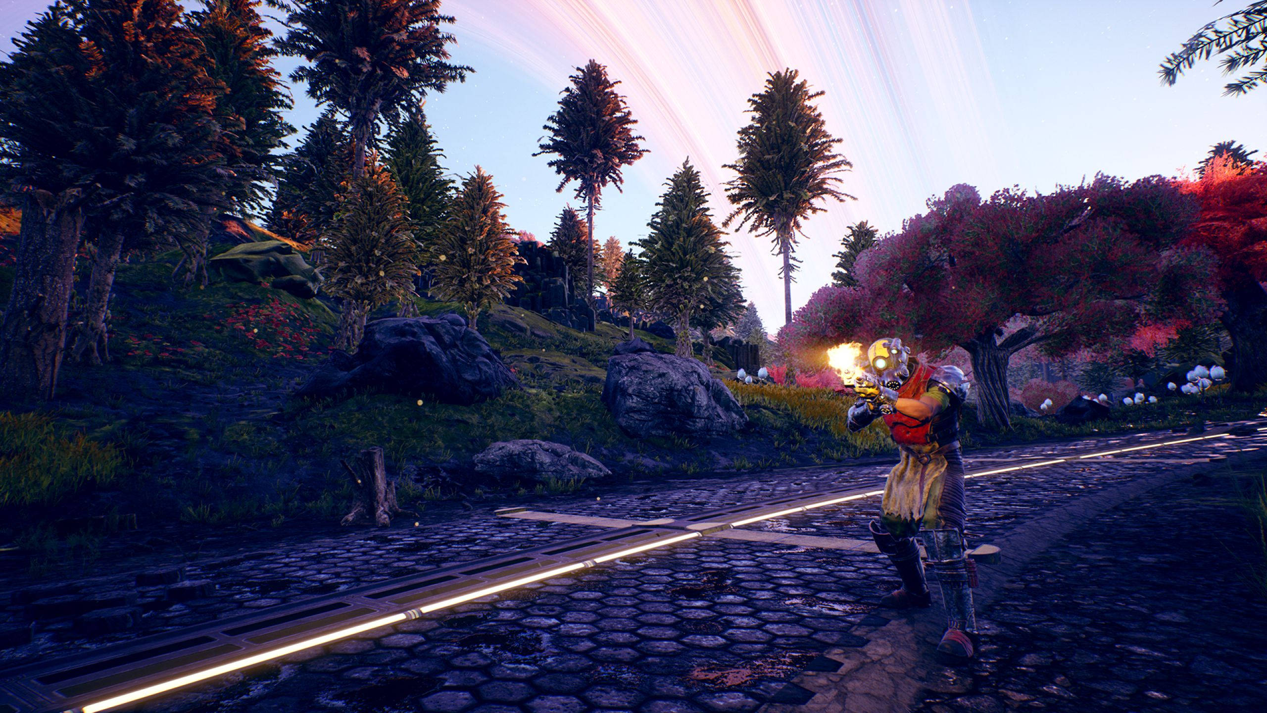 The Outer Worlds 桌布 壁紙 — 一個發光的裝甲人物沿著一條鵝卵石小路穿過森林，在暮色中射擊武器，天空帶有條紋。
