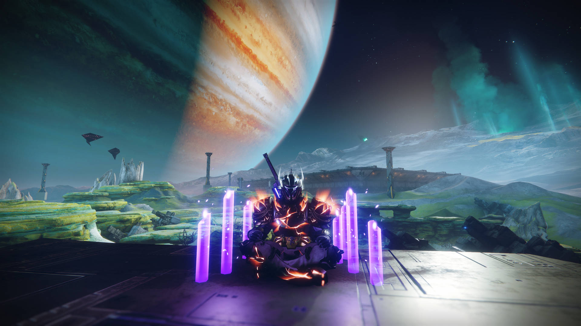 Destiny 2 桌布 壁紙 — 一個發光的裝甲戰士在一個平台上冥想，周圍環繞著紫色能量柱，下方是一個巨大的條紋行星和極光。