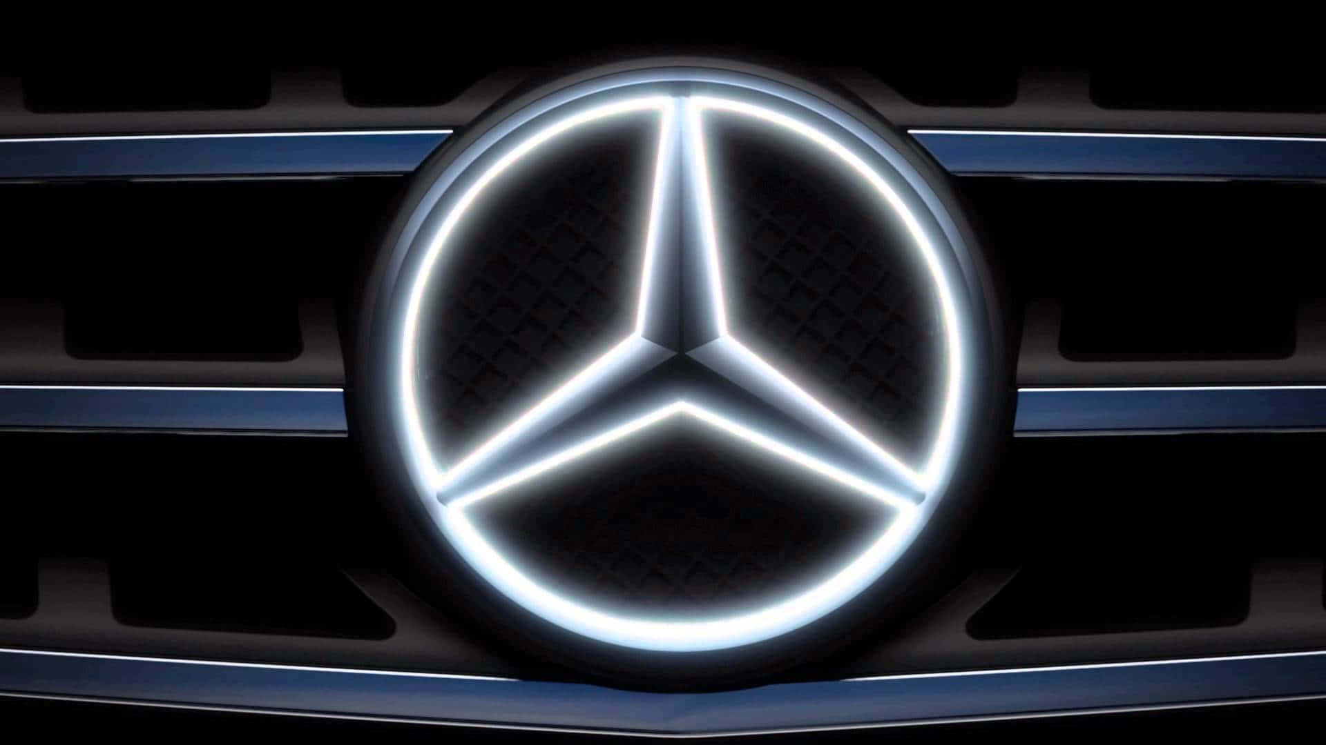 Mercedes Benz Logo 桌布 壁紙 — 一個發光的賓士標誌，在帶有水平鍍鉻飾邊的深色汽車格柵上以明亮的白色燈光照明。