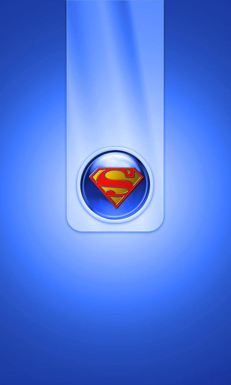 superman symbol iPhone 桌布 壁紙 — 一個發光的超人標誌，置於帶有柔和光線的燦爛藍色漸變背景中央。