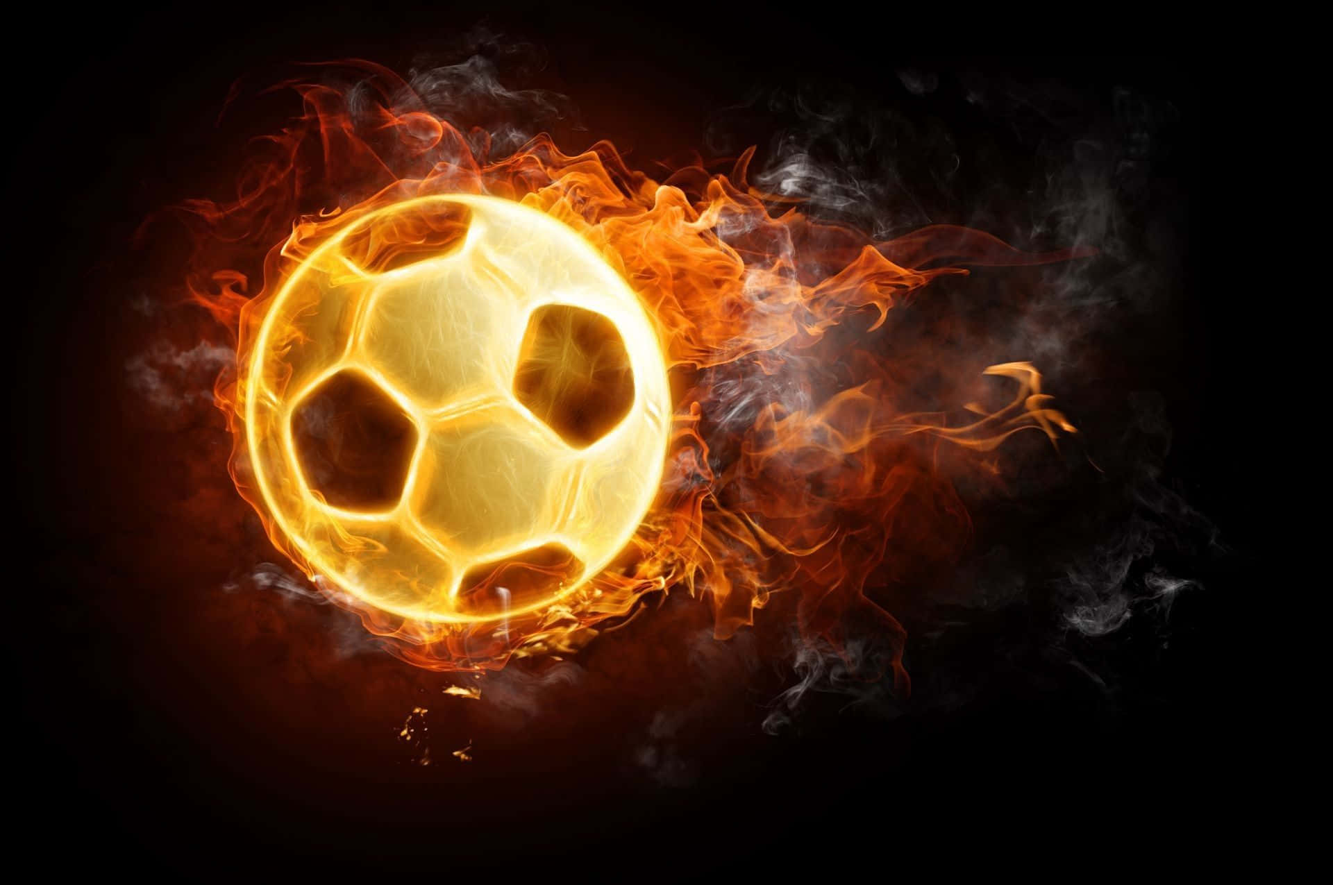Football On Fire 桌布 壁紙 — 一個發光的足球被鮮豔的橙色火焰吞噬，背景是黑暗煙霧繚繞。