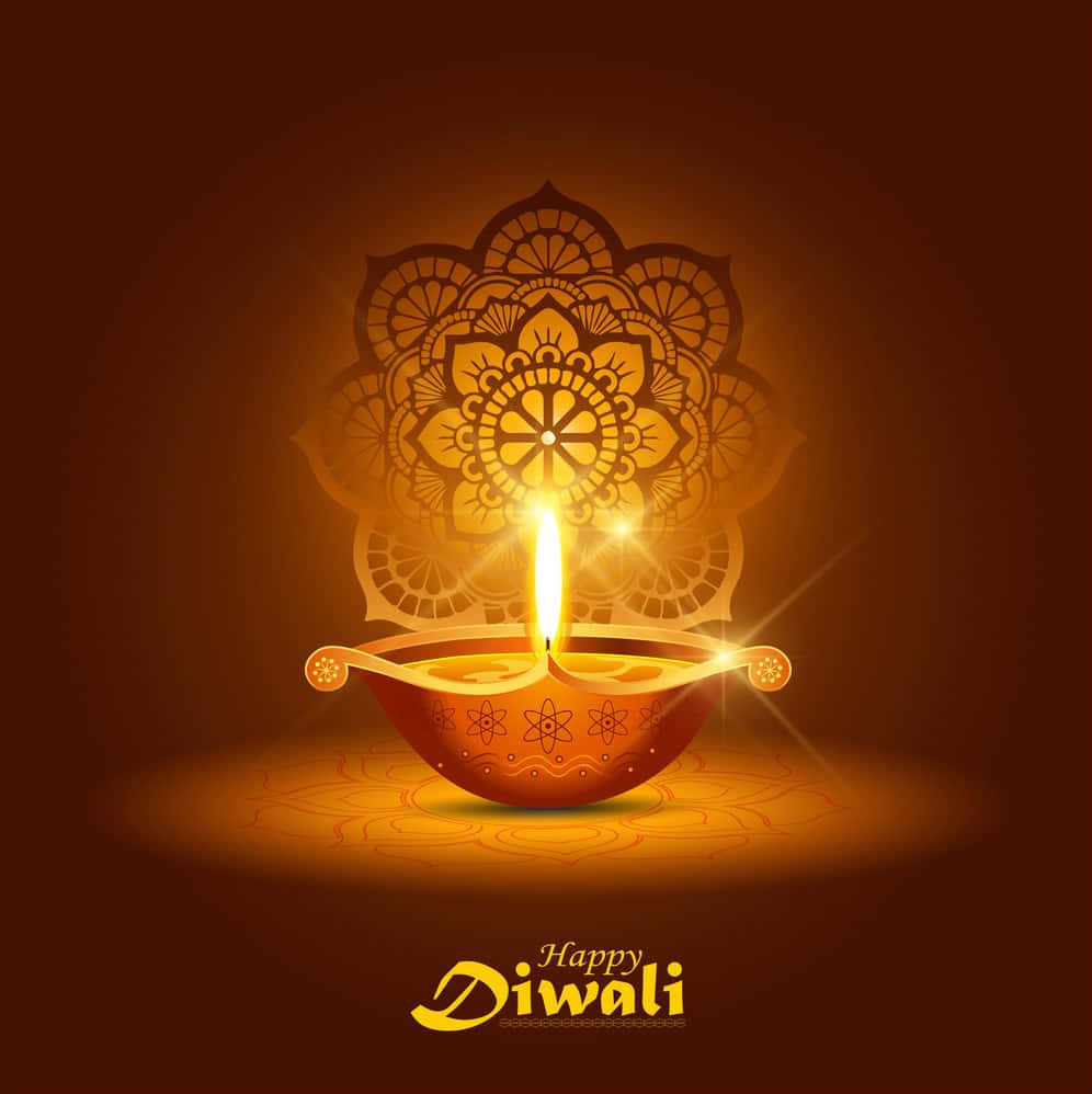 Happy Diwali 桌布 壁紙 — 一個發光的迪亞蠟燭，帶有複雜的曼陀羅圖案，在深棕色背景上散發出溫暖的光芒。
