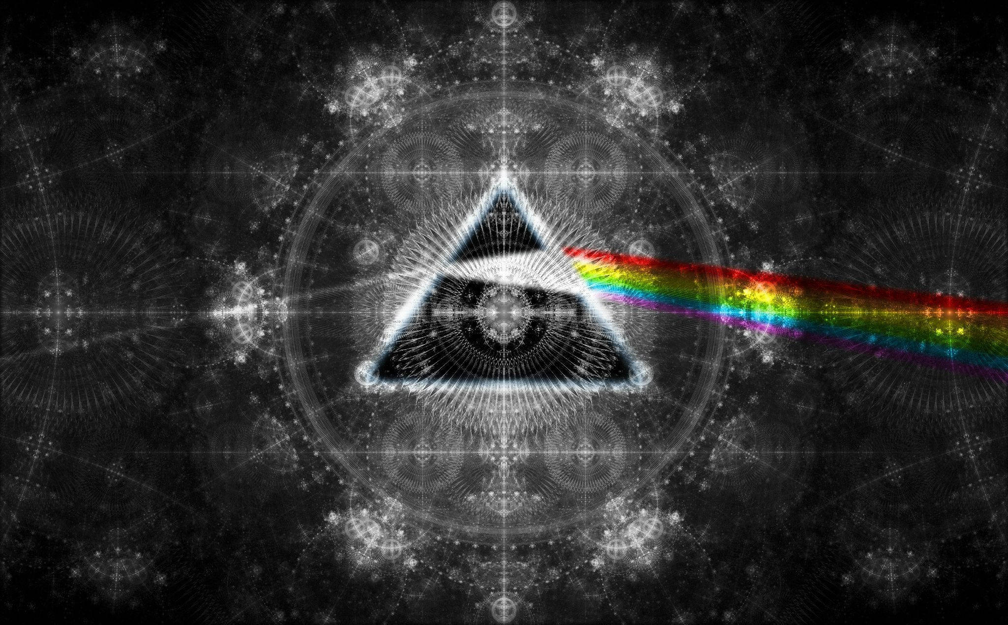 Floyd 桌布 壁紙 — 一個發光的金字塔，中心有一隻眼睛，在充滿複雜白色碎形圖案的黑色背景上發出彩虹光束。
