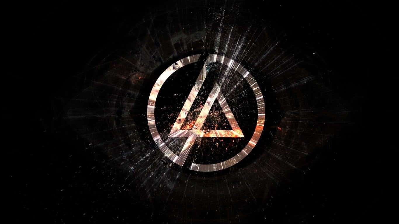 Linkin Park 4K 桌布 壁紙 — 一個發光的金屬三角形在圓圈內，在黑暗的宇宙背景下散發出熾熱的火花。
