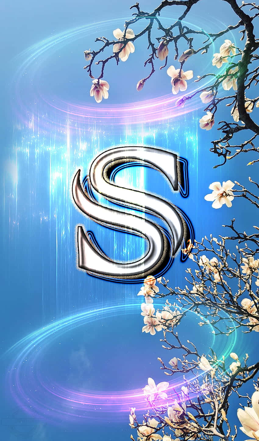 S 桌布 壁紙 — 一個發光的金屬字母S漂浮在旋轉的藍光和盛開的木蘭枝條之間，背景是充滿活力的天空。