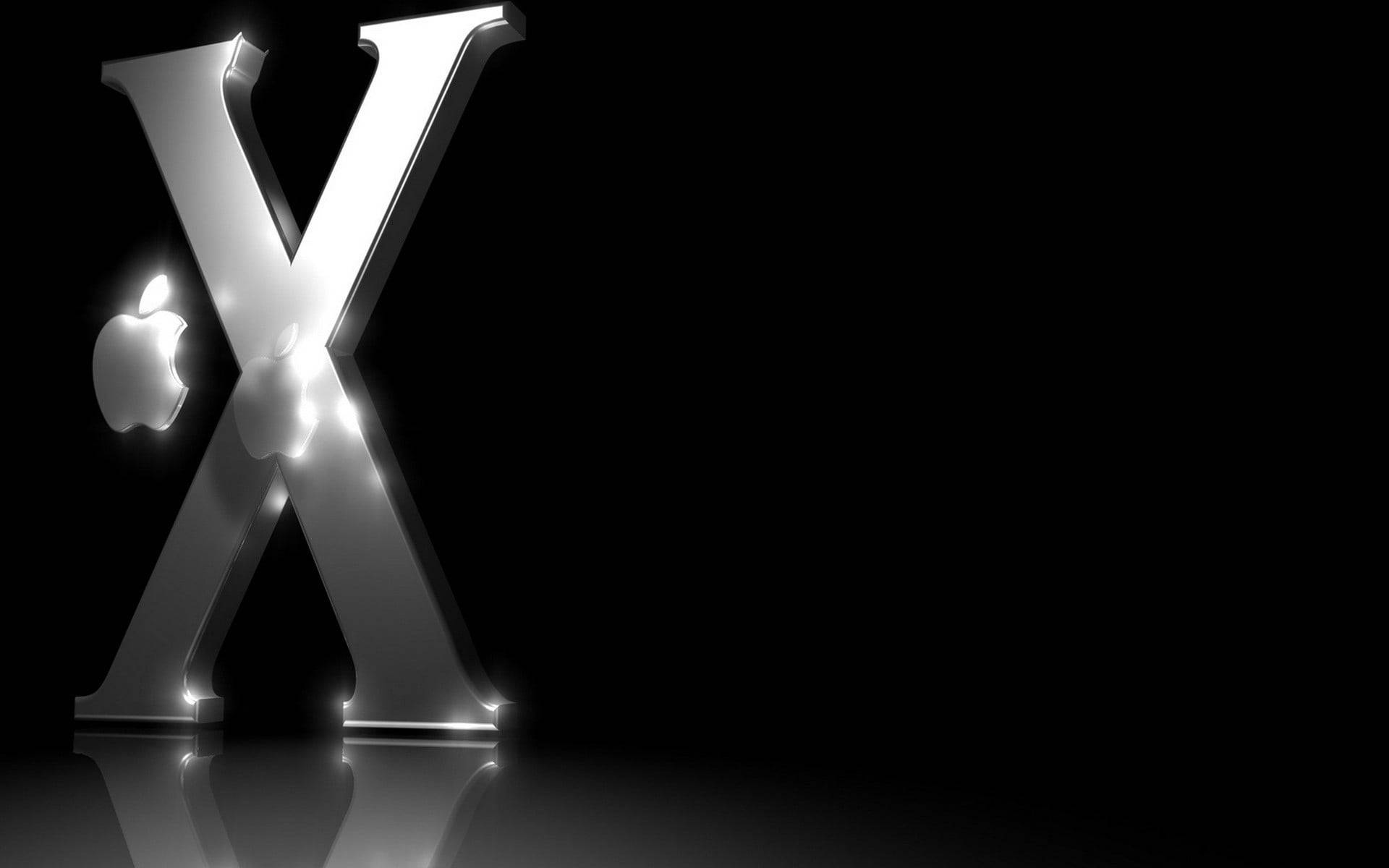 X 桌布 壁紙 — 一個發光的金屬字母X，中央嵌有Apple標誌，立於黑色背景的反射表面上。