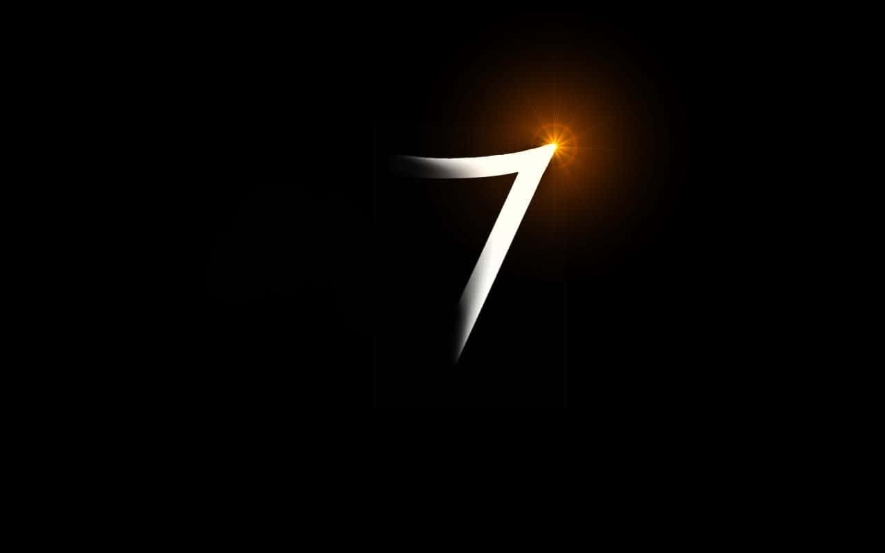 Number 7 桌布 壁紙 — 一個發光的金屬數字七，在純黑色背景上散發著溫暖的橙色光芒。