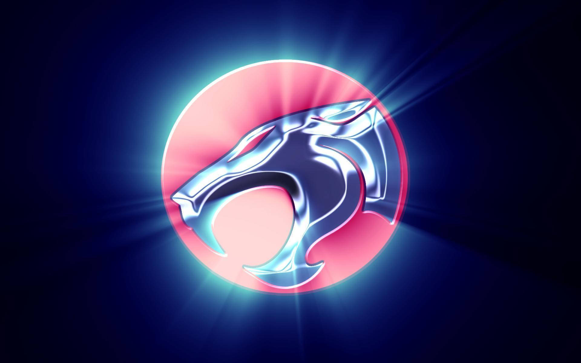 Thundercats 桌布 壁紙 — 一個發光的金屬老虎頭標誌在深藍色背景上散發出電光藍和粉紅色的光芒。