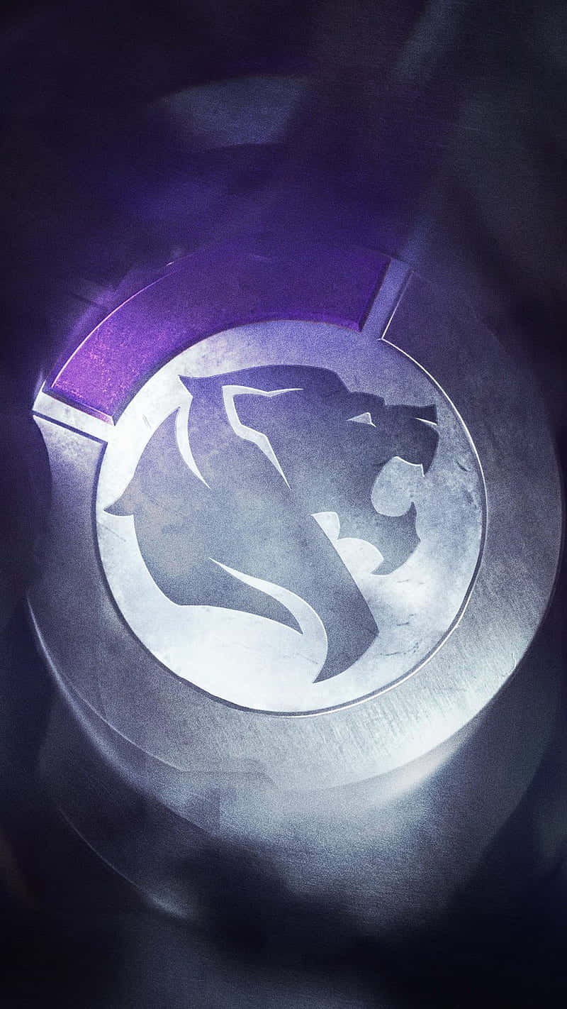 Overwatch League 桌布 壁紙 — 一個發光的金屬虎頭標誌在黑暗煙霧背景中散發出紫色光芒。