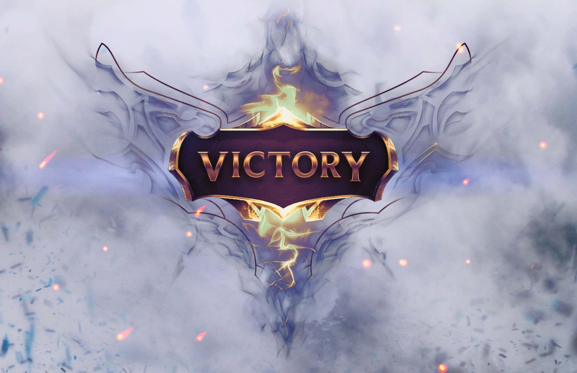 Best League Of Legends 桌布 壁紙 — 一個發光的金色「VICTORY」標誌，帶有華麗的翅膀和熾熱的火花，從旋轉的迷霧雲層中浮現。