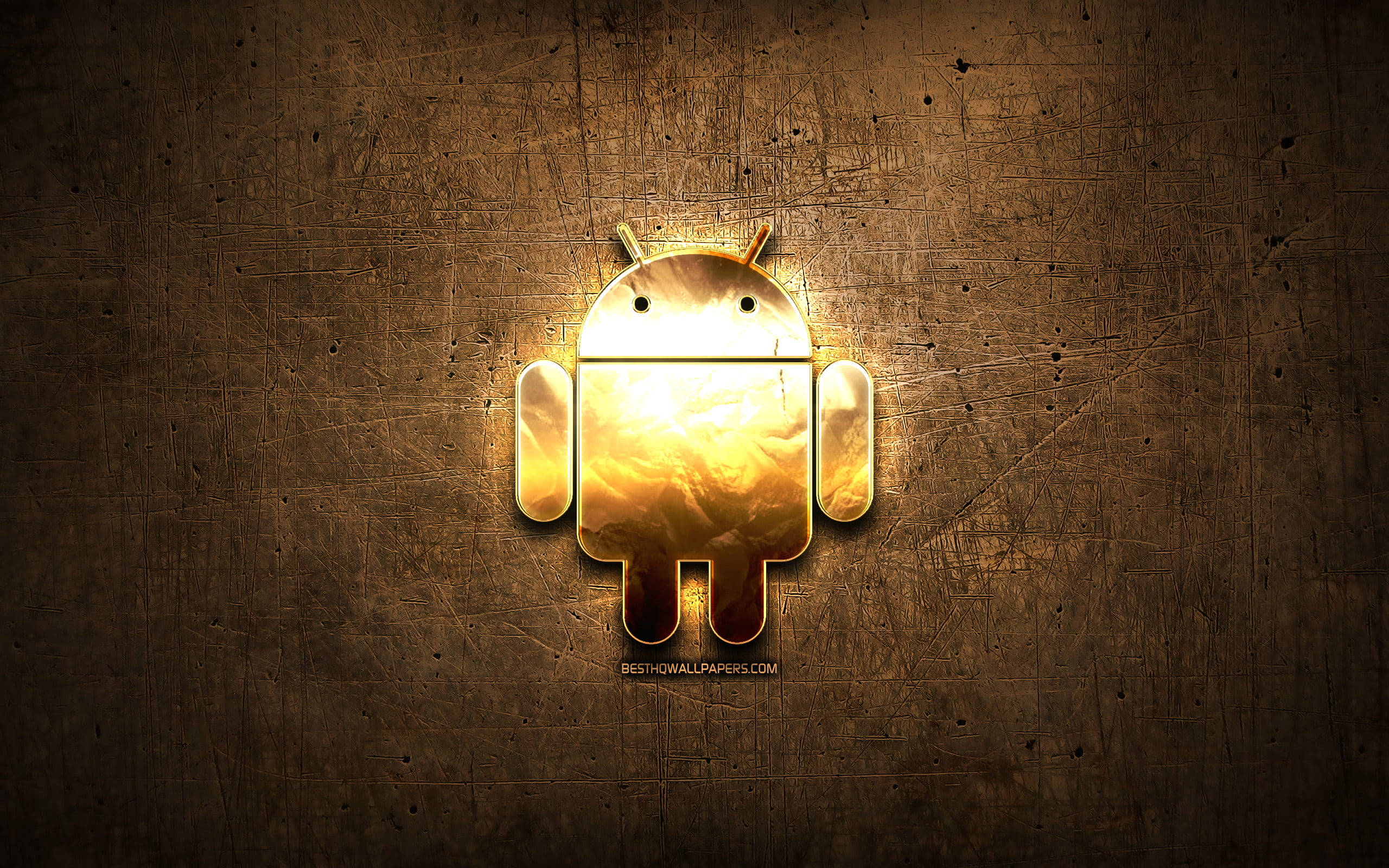 Android Desktop 桌布 壁紙 — 一個發光的金色Android機器人圖示，在帶有紋理的鏽褐色金屬背景上散發溫暖。