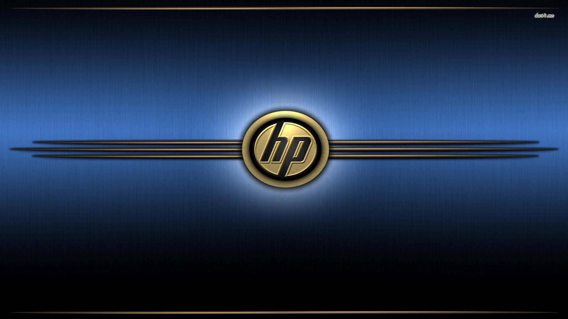 Hp Laptop 桌布 壁紙 — 一個發光的金色HP標誌，居中於帶有紋理的藍色漸變背景上，並配有水平金屬條。
