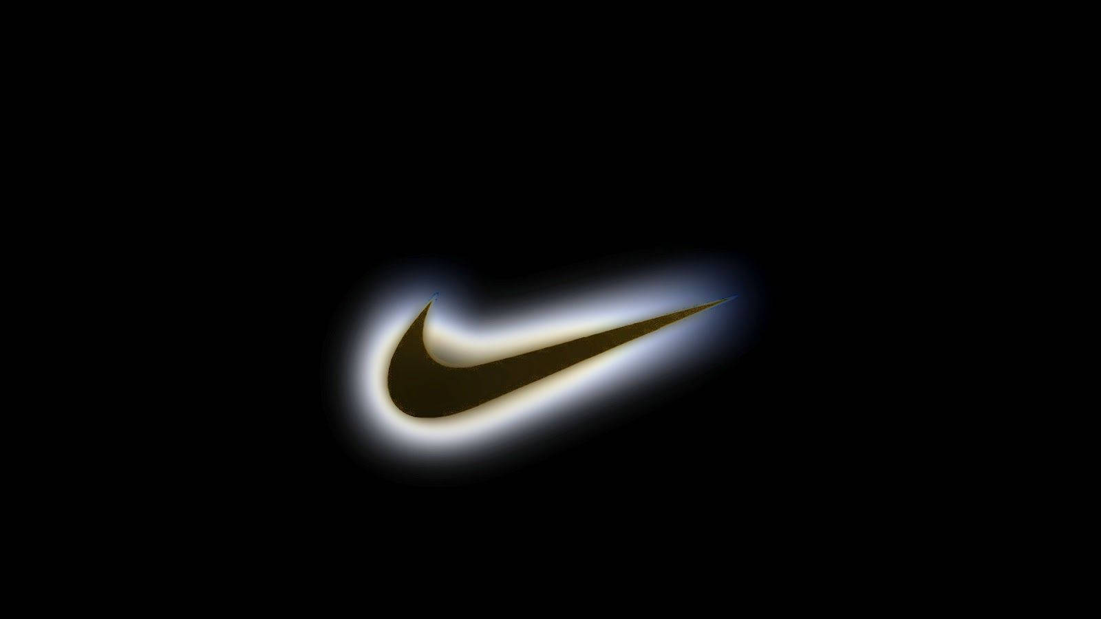 Nike 桌布 壁紙 — 一個發光的金色Nike swoosh標誌在純黑色背景上散發光芒。