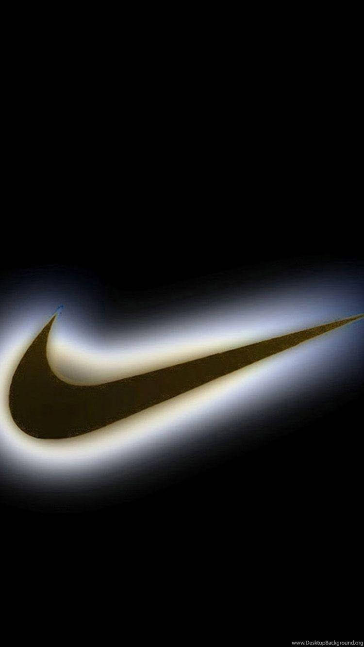 Nike iPhone 桌布 壁紙 — 一個發光的金色Nike勾號標誌在純黑色背景上散發光芒。