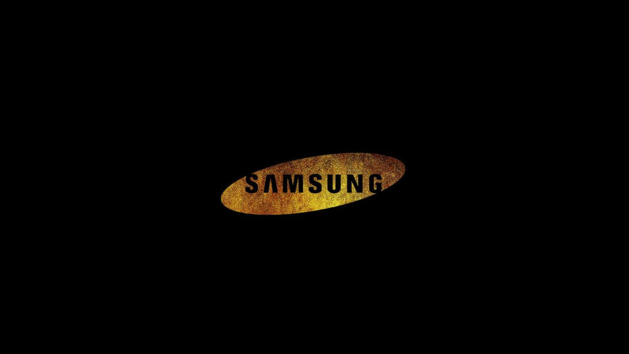 High Resolution Black And Gold 桌布 壁紙 — 一個發光的金色Samsung標誌居中在黑色背景上，帶有紋理金屬光澤。