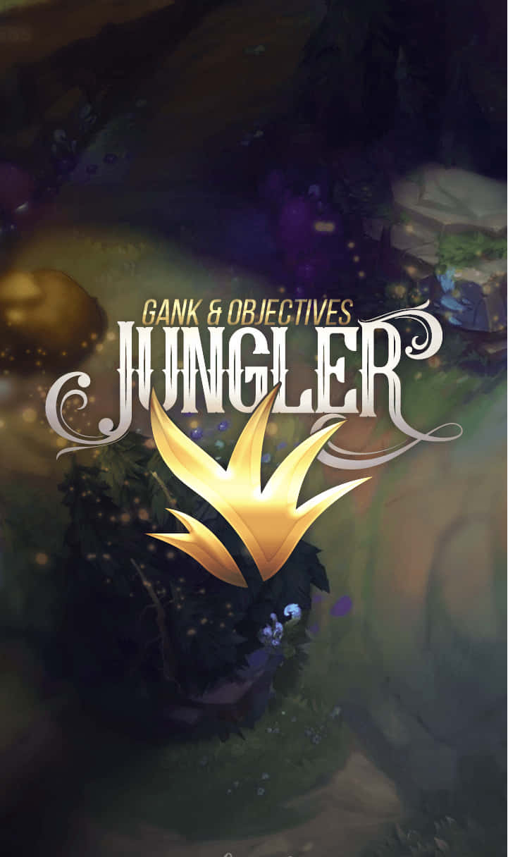 英雄聯盟 桌布 壁紙 — 一個發光的金色叢林標誌，帶有華麗文字「Gank & Objectives JUNGLER」，背景是神秘的森林。