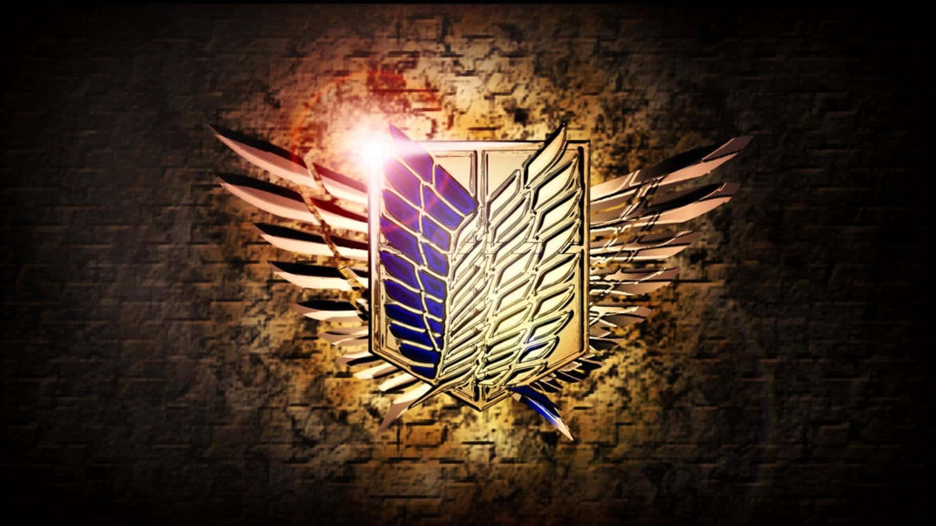 Aot Wings Of Freedom 桌布 壁紙 — 一個發光的金色和藍色有翼徽章，帶有鋒利的金屬邊緣，嵌入粗糙的石牆中，由背後的光芒照亮。