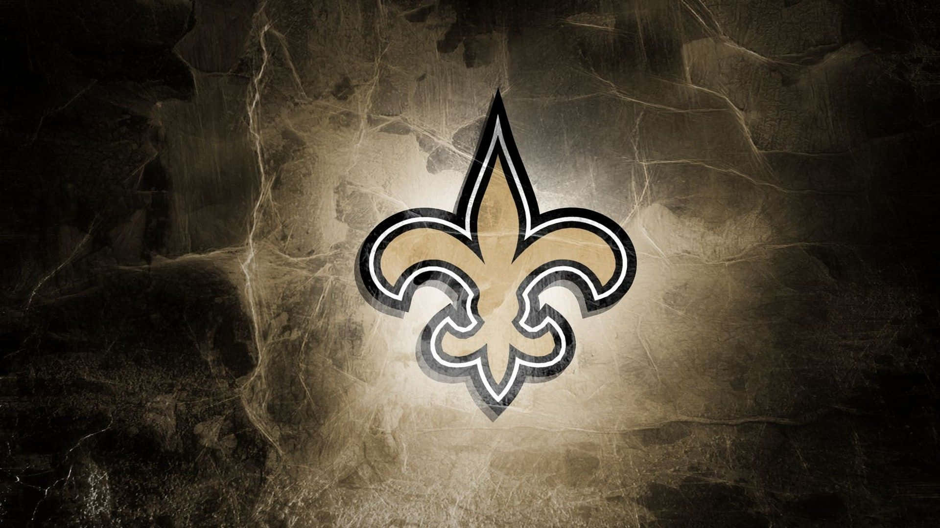 NFL Saints 桌布 壁紙 — 一個發光的金色和黑色百合花徽章，居中在一個有裂紋、紋理的石頭背景上，帶有戲劇性的燈光。