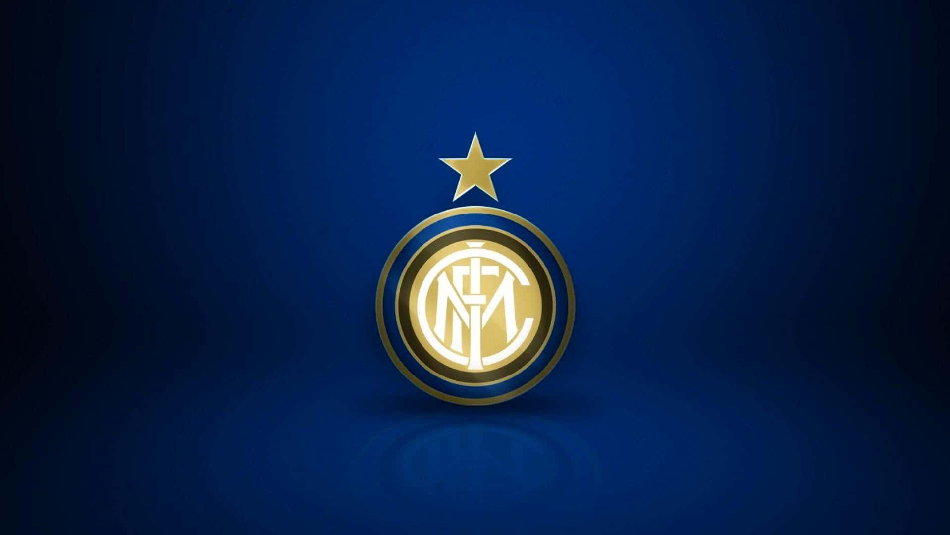 Inter Milan 桌布 壁紙 — 一個發光的金色國際米蘭標誌，帶有一顆星星，位於深藍色漸變背景中央，帶有柔和照明和反射。