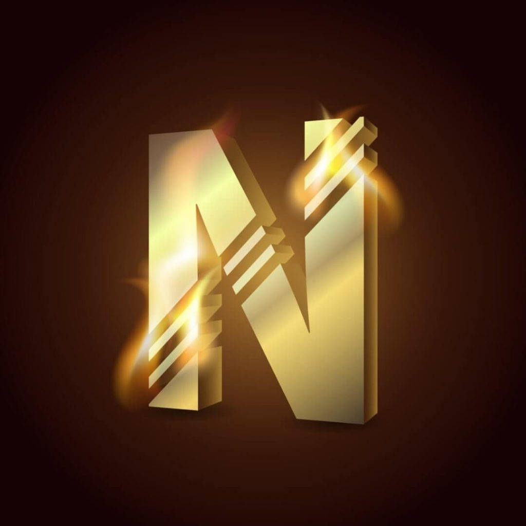 字母 N 桌布 壁紙 — 一個發光的金色字母N，帶有火焰般的光效，背景為深棕色。
