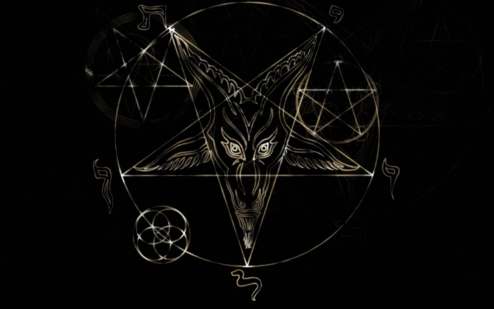 Pentagram 桌布 壁紙 — 一個發光的金色山羊頭形象，位於五角星和神秘符號之中，背景為黑色。