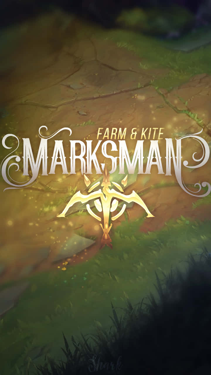 英雄聯盟 桌布 壁紙 — 一個發光的金色弓箭標誌，用於「Farm & Kite Marksman」，放置在溫暖光線下被綠草包圍的裂開泥土小徑上。