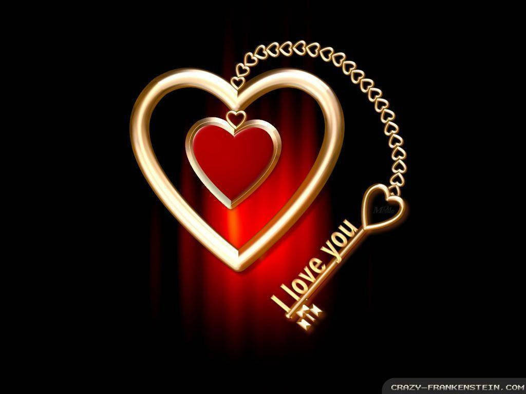Love Heart 桌布 壁紙 — 一個發光的金色心形吊墜，裡面有一顆紅心和一把刻有「我愛你」的鑰匙，背景為深色。