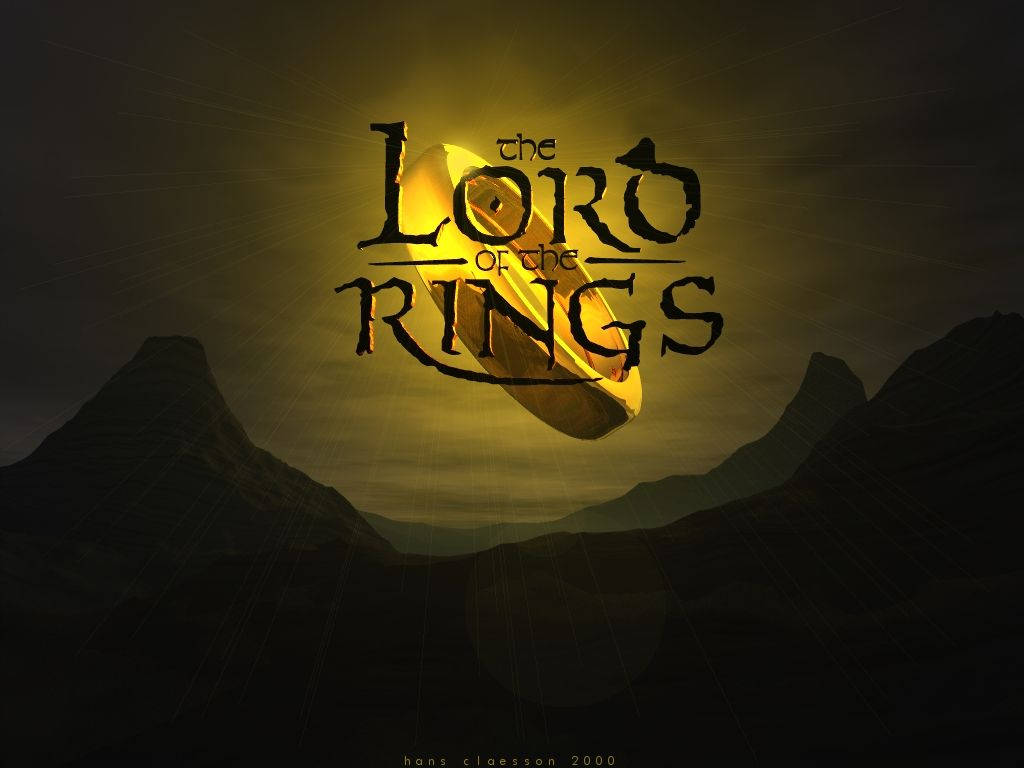 Lotr 桌布 壁紙 — 一個發光的金色戒指在黑暗的山脈之間懸浮，在燦爛的黃色天空下，帶有《魔戒》的標題。