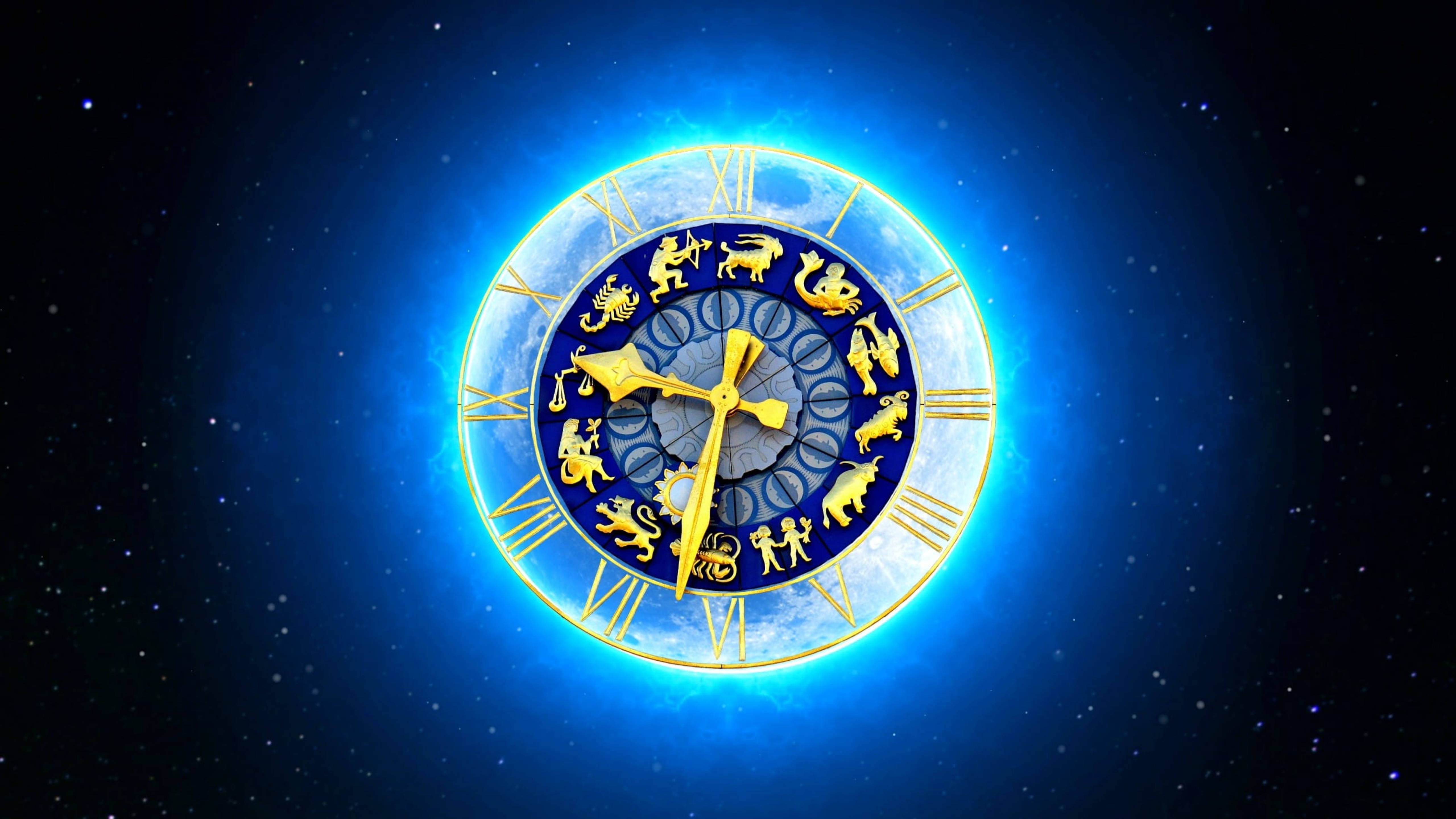 zodiac 桌布 壁紙 — 一個發光的金色星座時鐘漂浮在星空宇宙藍色背景上，帶有羅馬數字和占星符號。