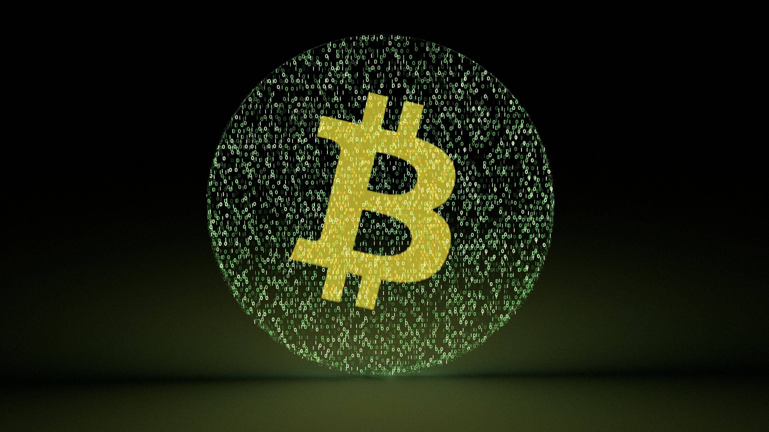 比特幣 桌布 壁紙 — 一個發光的金色比特幣符號漂浮在綠色二進制代碼的球體內，背景為深色漸變。
