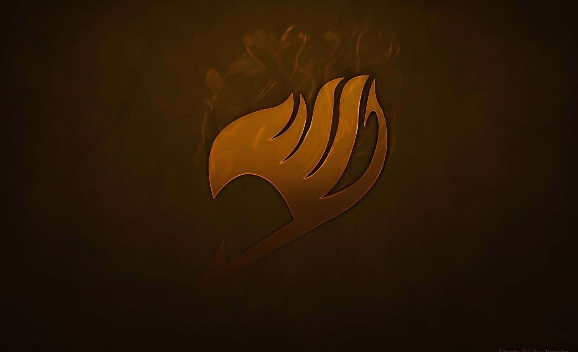 Fairy Tail Logo 桌布 壁紙 — 一個發光的金色火焰標誌，帶有縷縷煙霧，在深棕色紋理背景上昇起。