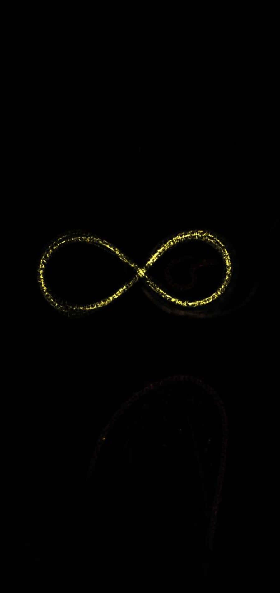 Dark Infinity 桌布 壁紙 — 一個發光的金色無限符號漂浮在純黑色背景上，下方有微弱的鬼影輪廓。