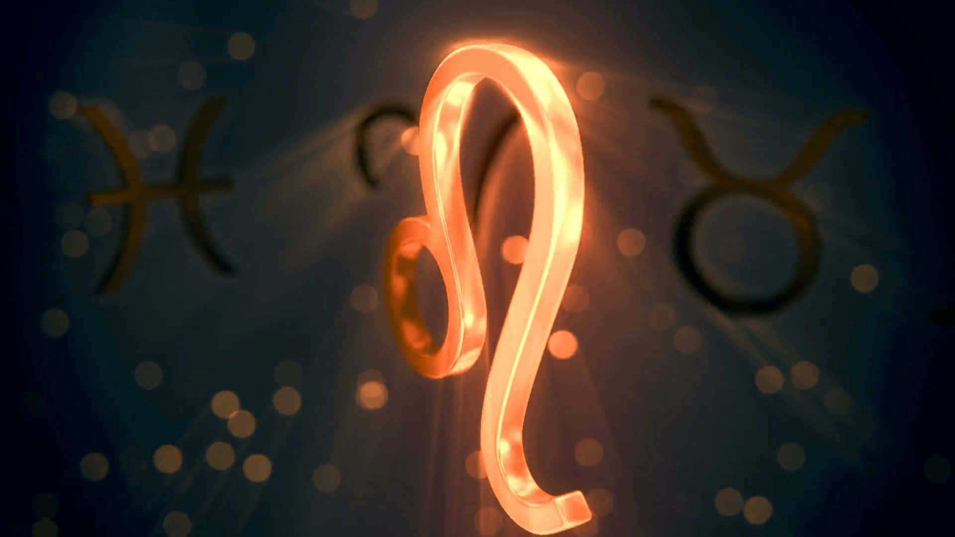 Leo 桌布 壁紙 — 一個發光的金色獅子座星座符號在深藍色背景上散發光芒，背景有模糊的星芒散景和其他隱約的星座符號。